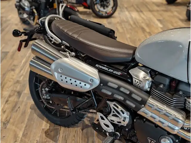 2025 Triumph Scrambler 1200 X // Ash Grey w/ Headlight Grill, Hi in Sport Bikes in Winnipeg - Image 11
