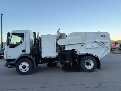 Peterbilt 220 Streetsweeper with TYMCO DST-6 Regenerative Air System Sweeper Unit, 129,684kms, 1,487...