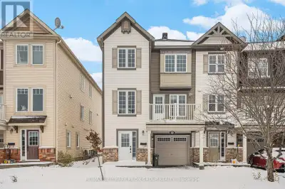Welcome to this bright and modern three-storey Mattamy townhome located in the sought-after Summersi...