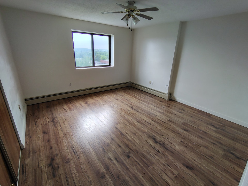 Bonik Tower- Large 1 bedroom Unit- New Sudbury off Lasalle! 4