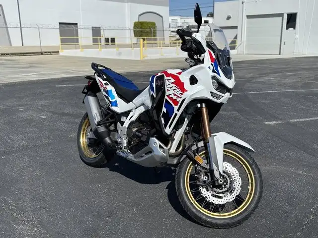 2025 HONDA AFRICA TWIN ADVENTURE SPORTS ES DCT-WHITE! in Street, Cruisers & Choppers in Saskatoon - Image 8