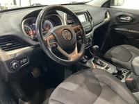 Le Jeep Cherokee NORTH 3.2L AWD MAGS CRUISE A/C 2015 proposé par AutoStudio 72 à Mirabel est un VUS... (image 9)
