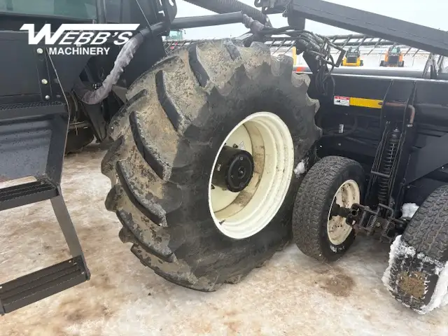 2010 Macdon M150 WINDROWER - SWATHER in Farming Equipment in Saskatoon - Image 28