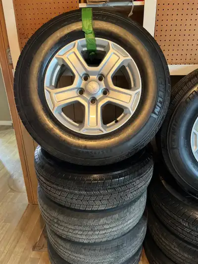 245-75-17 PNEUS D'ÉTÉ MICHELIN LTX ET 5 MAGS D'ORIGINE, USURE PNEUS 6/32, UN EST A 11/32, DISPONIBLE...