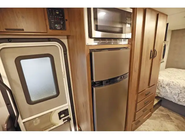 2021 Forest River Sunseeker Forester 2380 B+ DIESEL Full paint in RVs & Motorhomes in Laval / North Shore - Image 10