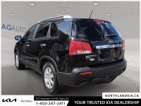 2012 Kia Sorento LX Odometer is 37579 kilometers below market average! Ready for anything, from the... (image 1)
