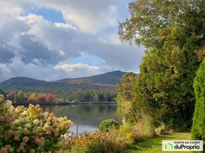 Découvrez un havre de paix en bordure d'un lac paisible, face aux montagnes Cette résidence quatre s...