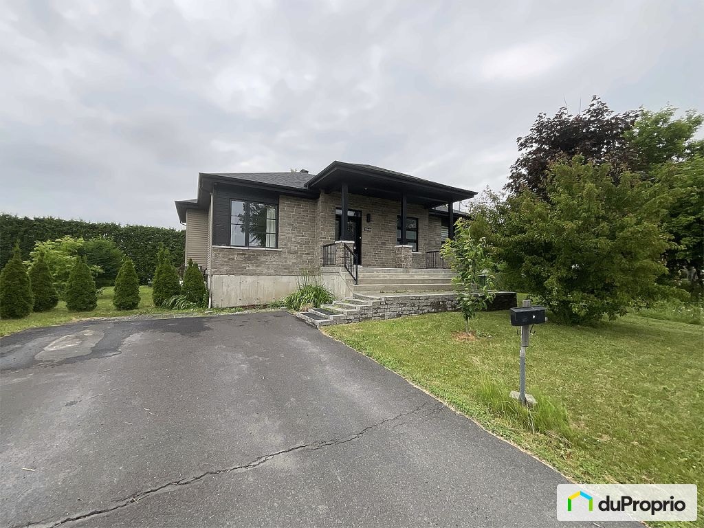 $799,000 - Bungalow for sale in Carignan — photo 1