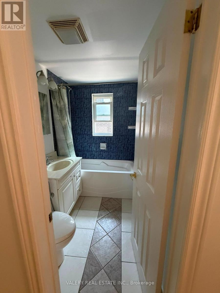 425 LIVINGSTON ROAD N Toronto (West Hill), Ontario 3