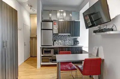 Studio meublé, tout compris de 225 pi2, situé au 1e étage d'un immeuble sécurisé au cœur du vieux Qu...