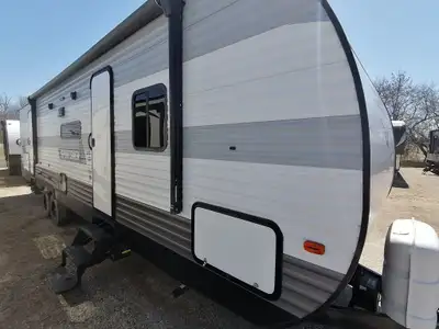 The 2022 K-Z Sportsmen SE 332BHK is a family-friendly travel trailer designed for spacious and comfo...