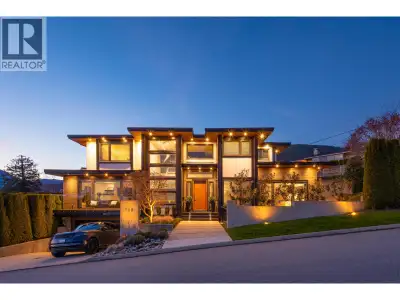 Bathed in sunlight, this custom-built modern residence is an entertainer´s dream. The massive open-c...