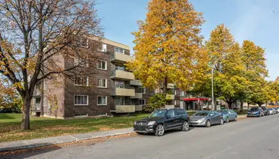 Beautiful building located in a sought-after area of Saint-Laurent near autoroutes 40 and 15. The bu...