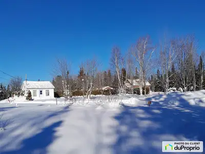 Magnifique terrain intime de 2742 pieds/836 mètres, gazonné et aménagé avec des haies de cèdres de 8...