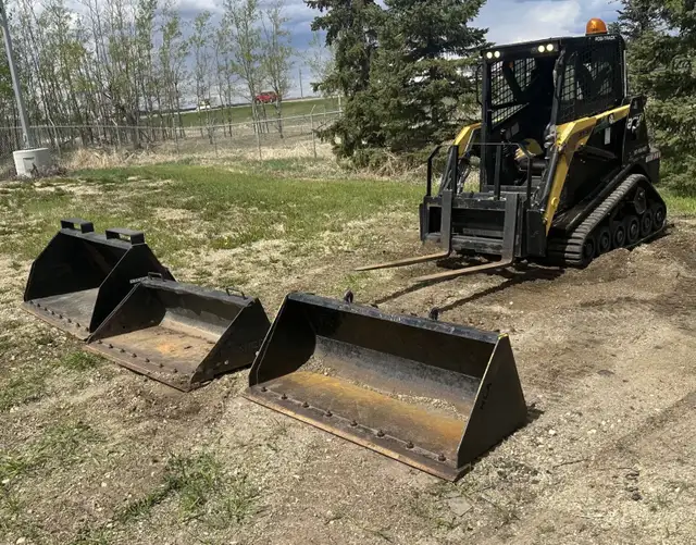 Bobcat / Skid Steer Services582383914567618565