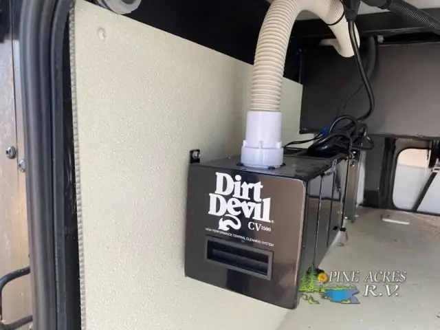 2018 Fleetwood RV Discovery 38K only 14,584 Miles in RVs & Motorhomes in Moncton - Image 72