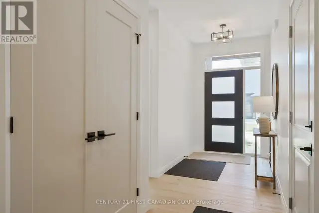 8 - 32 POSTMA CRESCENT North Middlesex (Ailsa Craig), Ontario in Houses for Sale in Grand Bend - Image 4