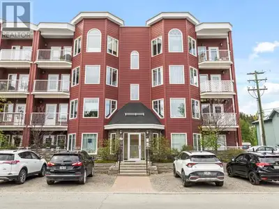 Immaculate Downtown Condo with Stunning Mountain Views! Welcome to your dream home in the heart of d...