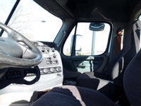 Ryder Stock ID: 242976 Transmission Type/Speed: AMT 10 Engine: DIESEL DD15 GHG'17 475/1650 Horse Pow... (image 8)