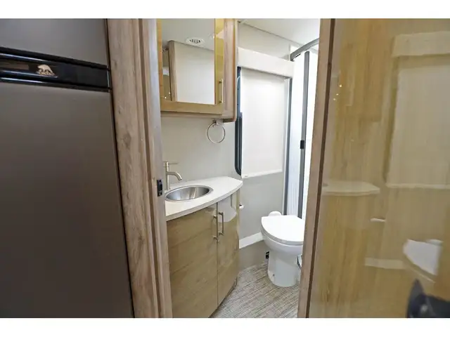 2020 Entegra Coach Qwest 24L 1 extension mercedes turbo diesel S in RVs & Motorhomes in Laval / North Shore - Image 22