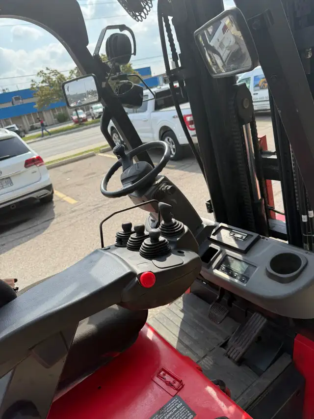 2021 Raymond Electric 6000 lbs. 3 Stage, 3 Way, Forklift on Sale in Heavy Equipment in Mississauga / Peel Region - Image 6