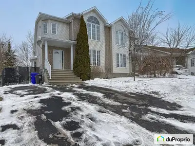 Maison jumelée située dans un secteur tranquille et recherché, idéale pour une famille. Implantée su...