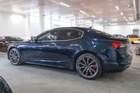 Maserati Ghibli Modena Q4 2022: - Extérieur bleu BLU NOBILE avec intérieur en cuir rouge ROSSO avec... (image 6)