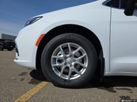 This Chrysler Pacifica has a dependable Regular Unleaded V-6 3.6 L/220 engine powering this Automati... (image 5)
