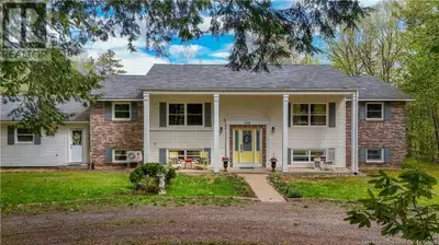 Welcome to this well-kept two-storey walkout home in the desirable Silverwood neighbourhoodjust 15 m...