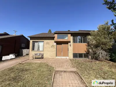Bienvenue dans cette maison à paliers multiples idéalement située dans une rue calme et familiale, j...
