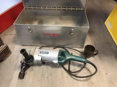 Grignoteuse de marque BOSCH. 115 volts. 15 ampères. Mesure 21" de longueur. Vient avec le coffre en...