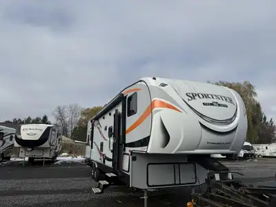 2017 KZ-RV Sportster 331TH12 2017 KZ Sportster 331TH12 Toy Hauler Bien Entretenu Avec Garage de 12’!...