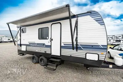 Located in Winfield, BC Call or Text 250-766-4607 Voyager RV Centre 1-800-668-1447 8cu/ft 12V Refrig...