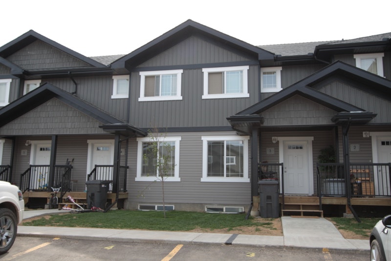 Southside Sask 3 Bed Townhouse ***Huge Yard*** Long Term Rentals