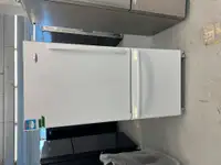 3239- Réfrigérateur Whirlpool blanc congélateur en bas white fri