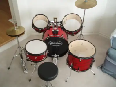 CHILD'S DRUM SET  ( FULL SET UP ) - EXCELLENT CONDITION, View more