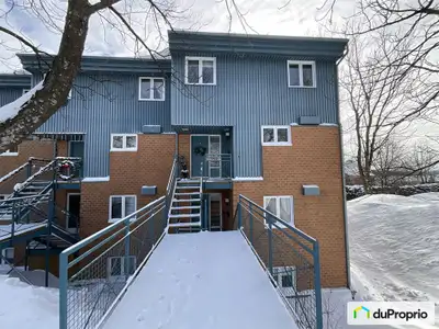 Offrant une magnifique vue sur le fleuve Saint-Laurent, cette propriété se distingue tant par son ac...