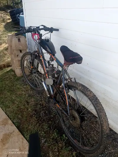 New 80cc engine, barely driven. I don't drive it enough, as I have an E-Bike. The bike runs great an...