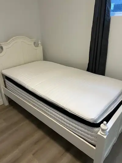 Large furnished renovated room in Charleswood near SAIT, UC& LRT