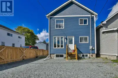 IMMACULATE and FULLY RENOVATED inside and out, this modern DUPLEX is truly move-in ready! Featuring...