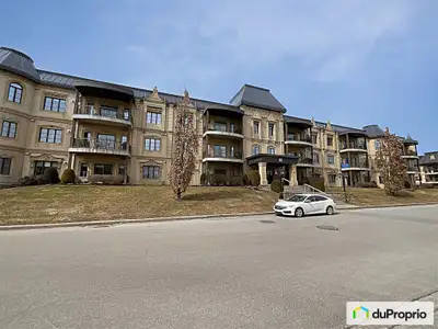 Condo Prestigieux 4 1/2 à Vendre. Situé dans un quartier recherché, ce condo 4 1/2 lumineux et spaci...