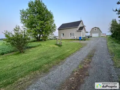 Belle propriété située à moins de 10 minute de la ville d'Amos, maison d'un étage et demi à la campa...