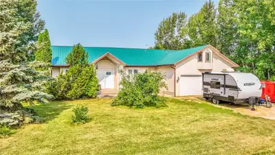 R05//Landmark/Offers anytime! Sprawling 90's bungalow on a huge lot with a fully finished basement i...