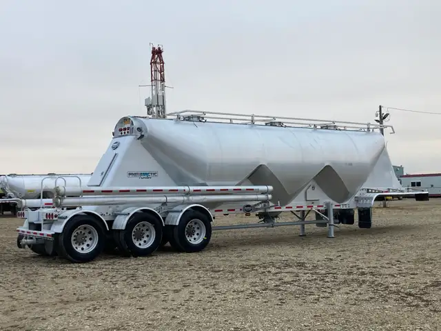 2011 MAC 1480 Cubic Ft Dry Bulk / Pneumatic Tank Trailer in Heavy Equipment in Delta/Surrey/Langley - Image 6