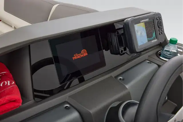 2026 Sun Tracker Fishin' Barge 22 XP3 TRITOON-pontoon boat in Powerboats & Motorboats in Vernon - Image 18