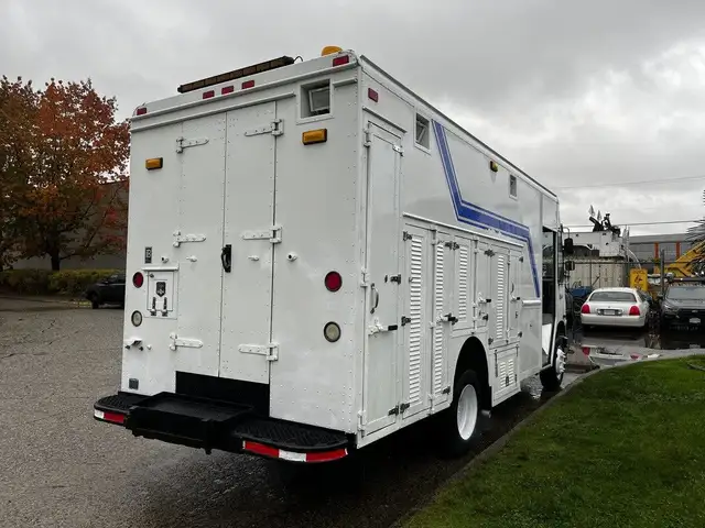 2005 Morgan Olson Workhorse 14 Foot Step Van with Shelving in Heavy Trucks in City of Montréal - Image 11