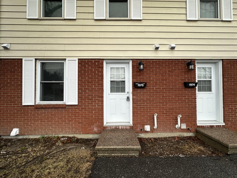 3 Bedrooms 2 Bathrooms Located in Blackburn Hamlet Available Now Long