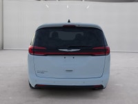 CLEAN CARFAX, LUXURY SEATING FOR 7 Discover comfort, versatility, and premium features in this 2024... (image 3)