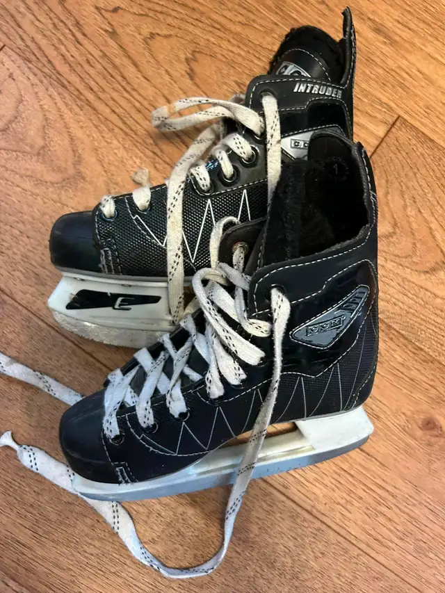 CCM Intruder Hockey Skates Junior size 1. in Hockey in City of Toronto - Image 2