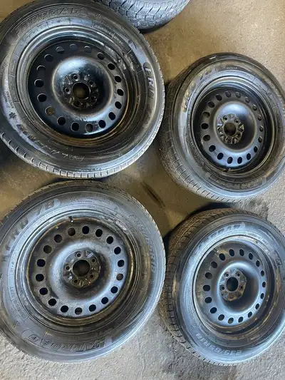 235/65R18 Set of 4 Rims & Winter that came off a 2018 Kia Sorento *Tire Size: 235/65R18 *Season: Win...